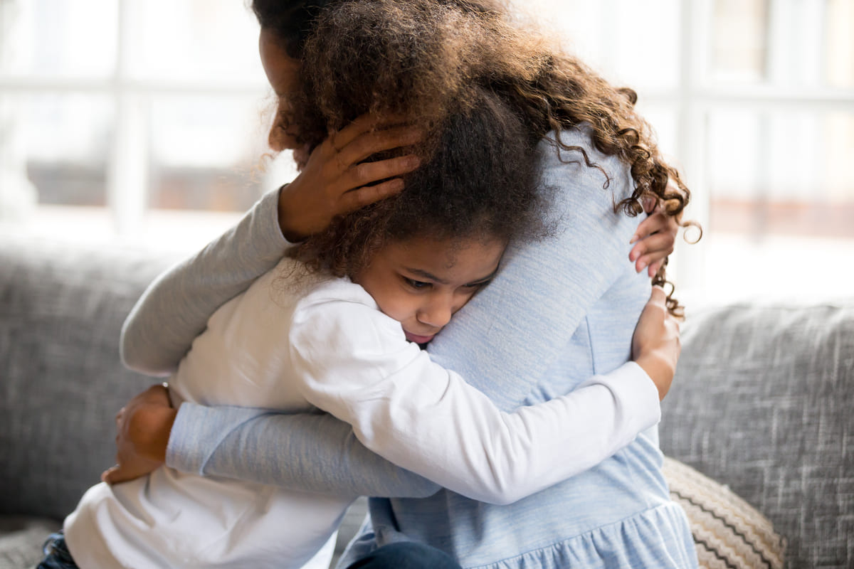 mamma abbraccia la figlia preoccupata