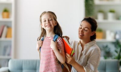 mamma e figlia che si preparano per la scuola