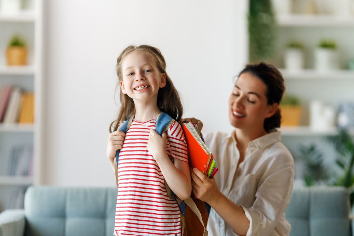 mamma e figlia che si preparano per la scuola