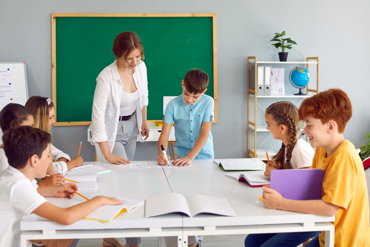 bambini che svolgono un'attività di gruppo