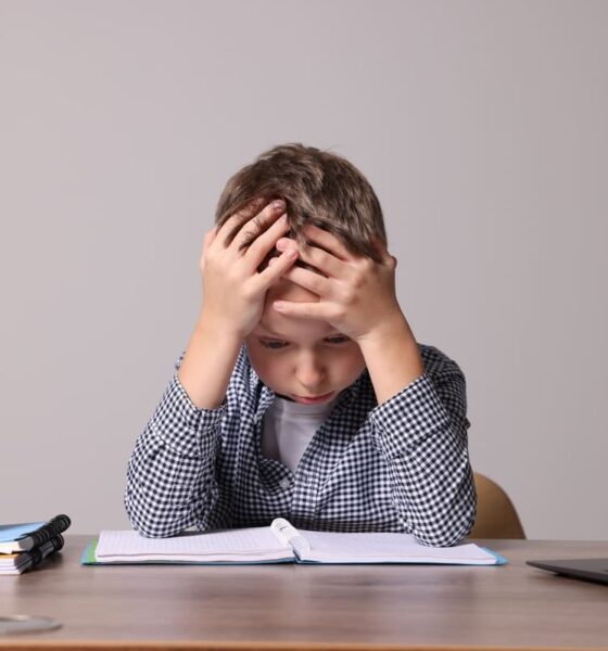 bambino in difficoltà mentre studia