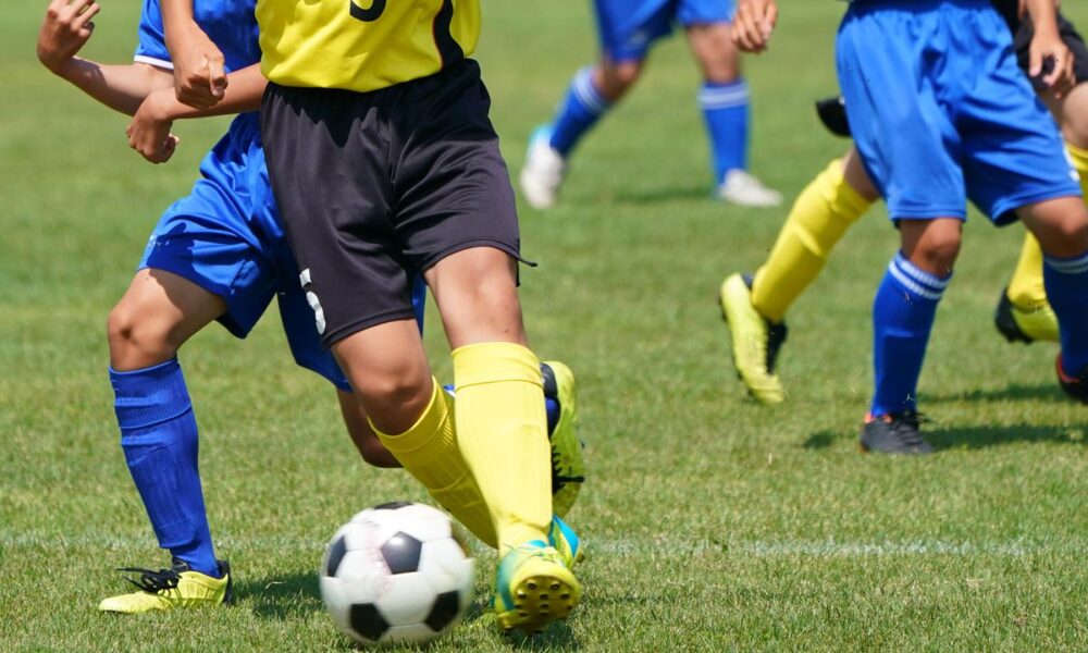 bambini che giocano a calcio