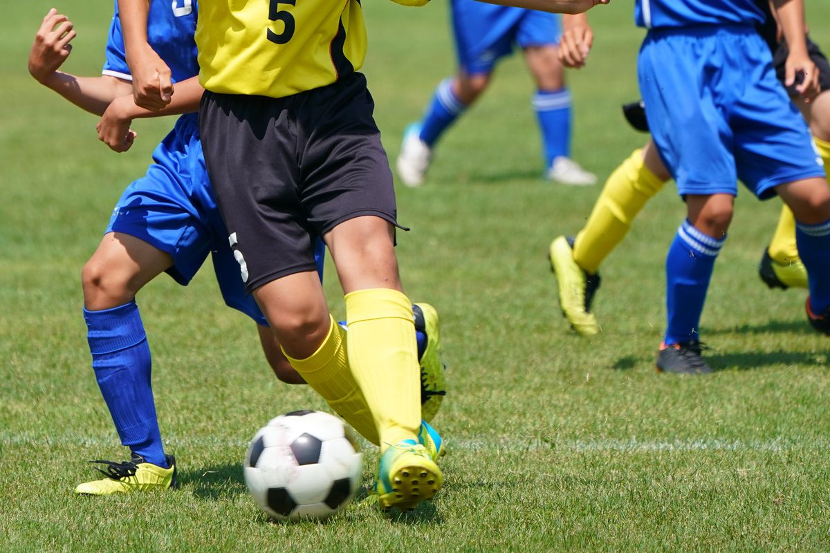 bambini che giocano a calcio