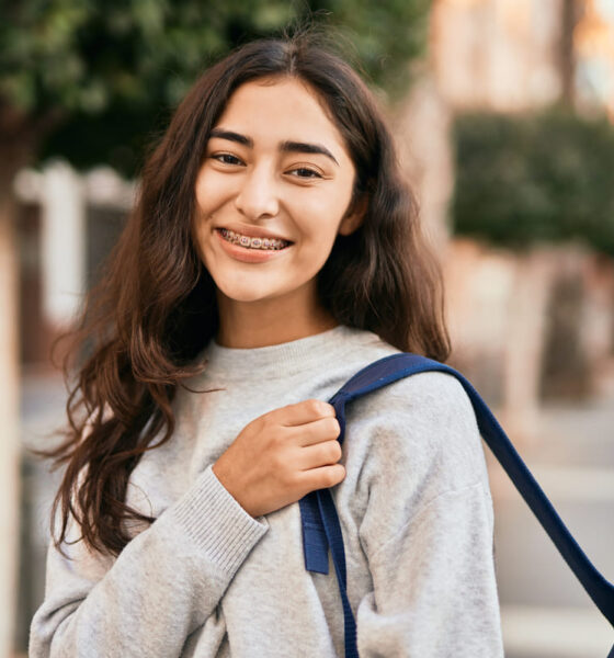 ragazza che sorride e va alla scuola media