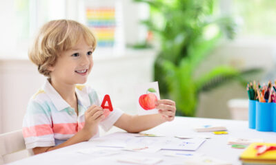 bambino che studia