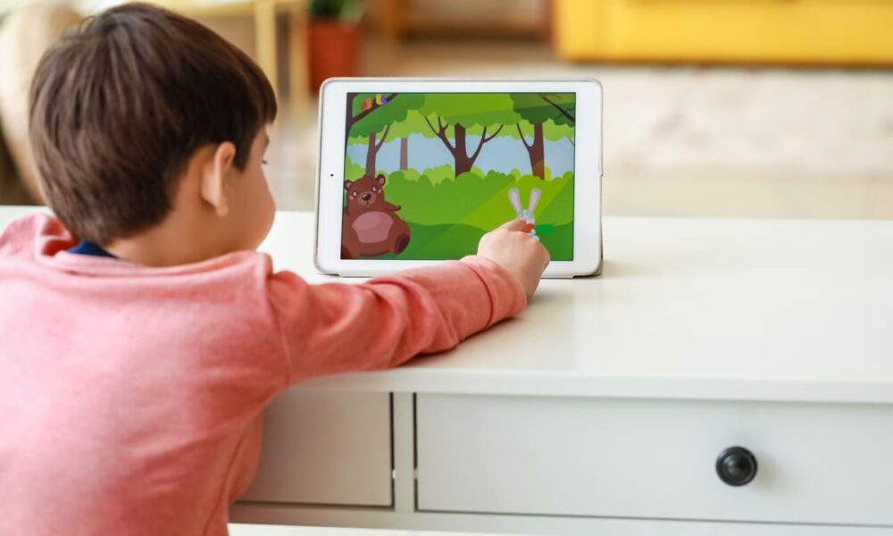 bambino che gioca sul tablet