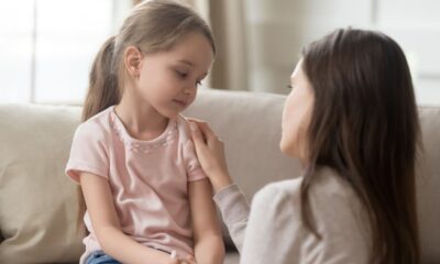 mamma che consola la bambina triste