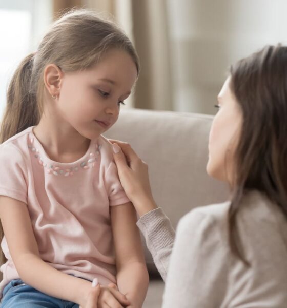 mamma che consola la bambina triste