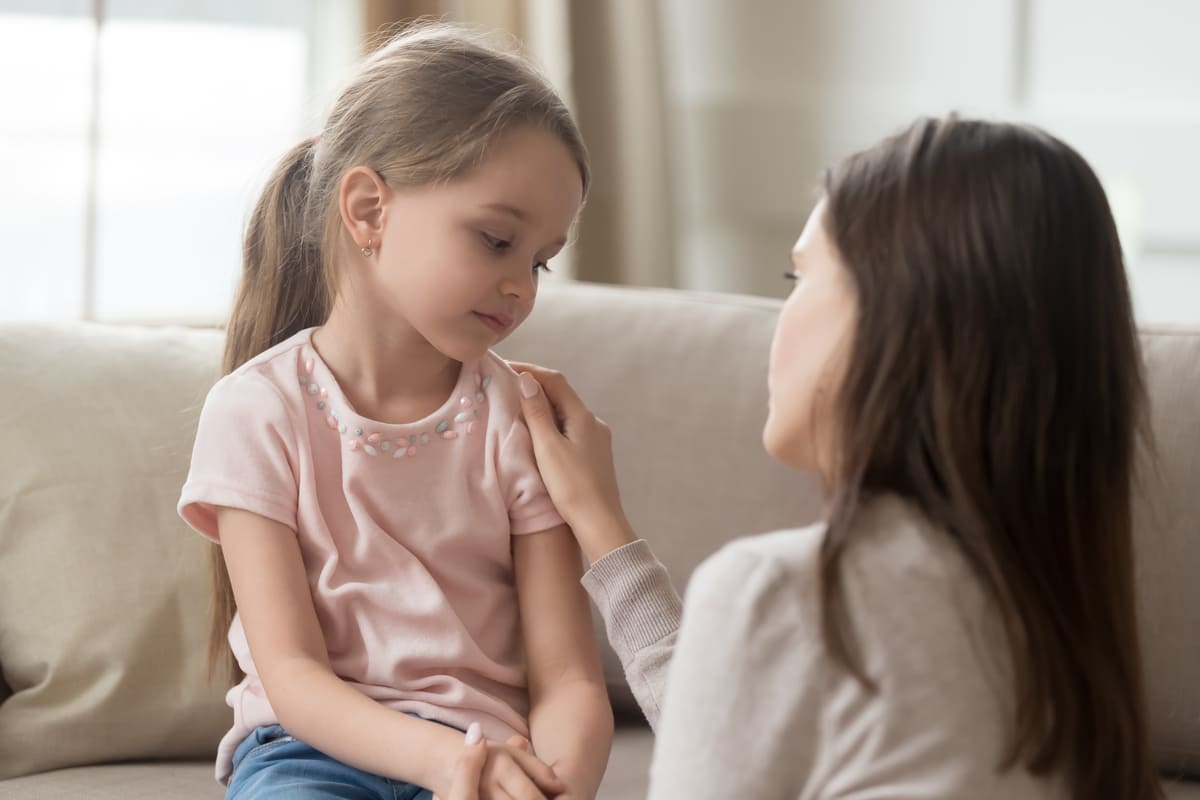 mamma che consola la bambina triste