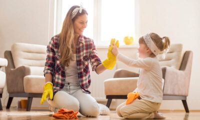 mamma e figlia che fanno le faccende domestiche