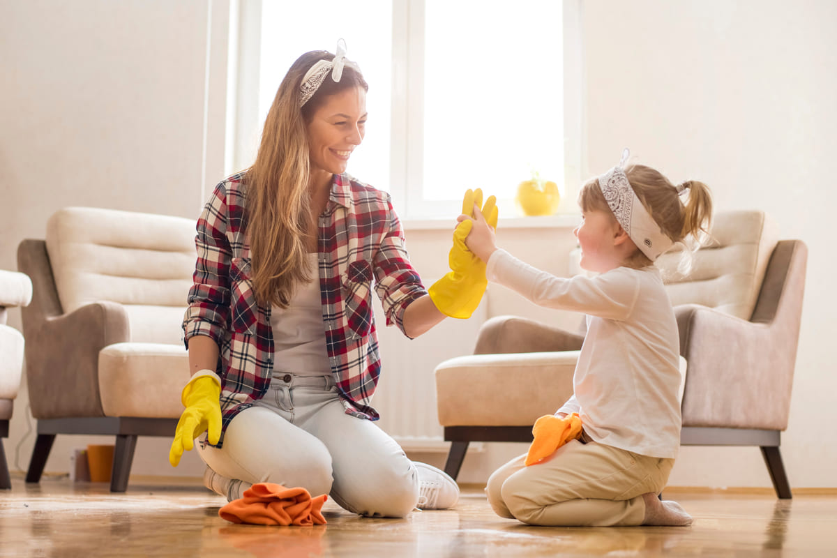 mamma e figlia che fanno le faccende domestiche