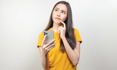 ragazza pensierosa con cellulare