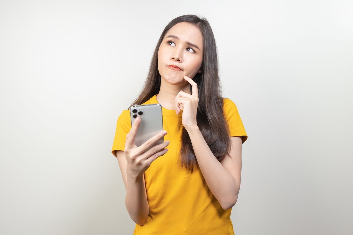 ragazza pensierosa con cellulare