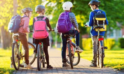 Bambini bici zaino scuola parco