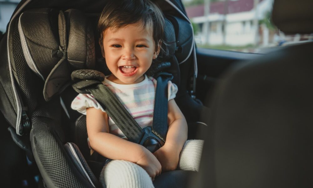 Bambina su seggiolino in auto