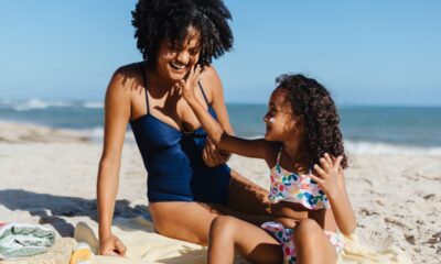 Mamma e figlia in spiaggia