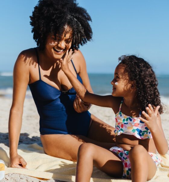 Mamma e figlia in spiaggia