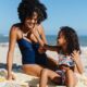 Mamma e figlia in spiaggia