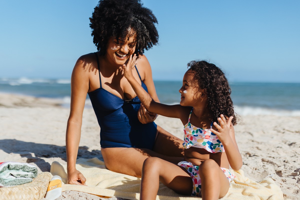 Mamma e figlia in spiaggia