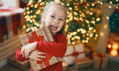 Bambina con regalo di Natale