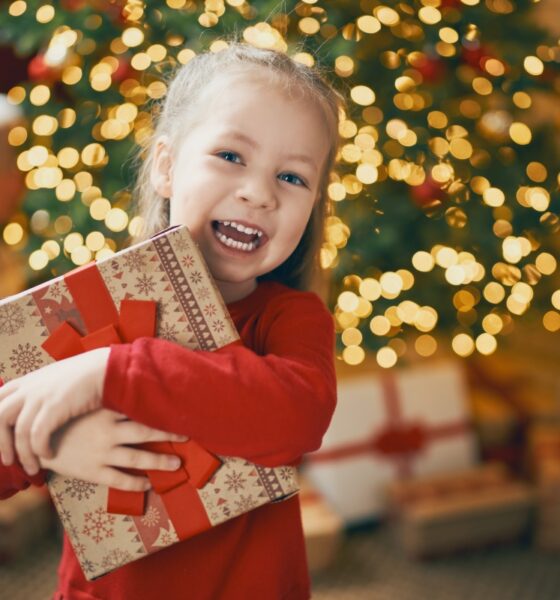 Bambina con regalo di Natale