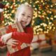 Bambina con regalo di Natale