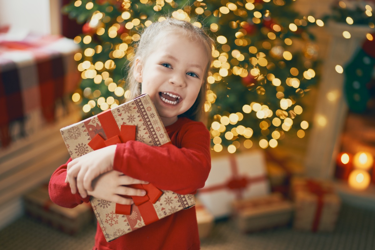 Bambina con regalo di Natale