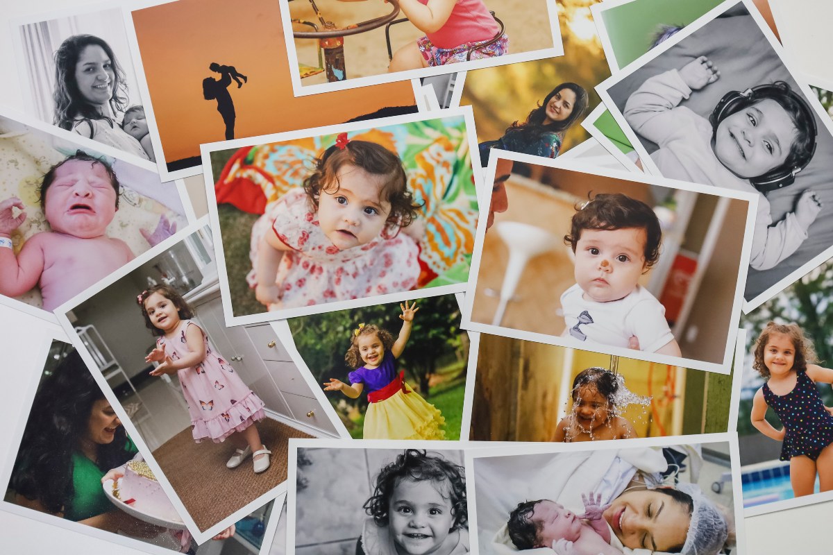 Collezione di foto stampate che raccontano l’infanzia di una bambina