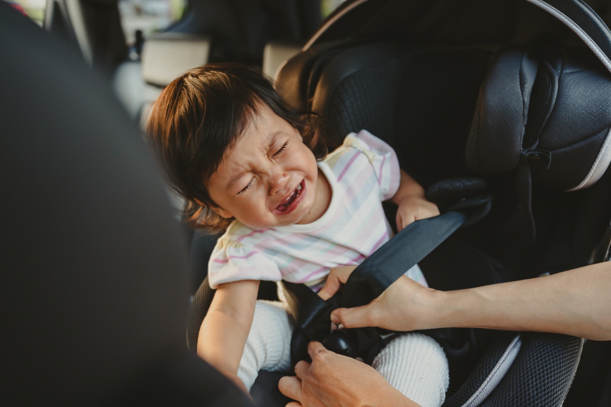 Bambina in lacrime sul seggiolino dell’auto