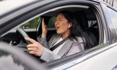 Donna frustrata stringe il volante in auto