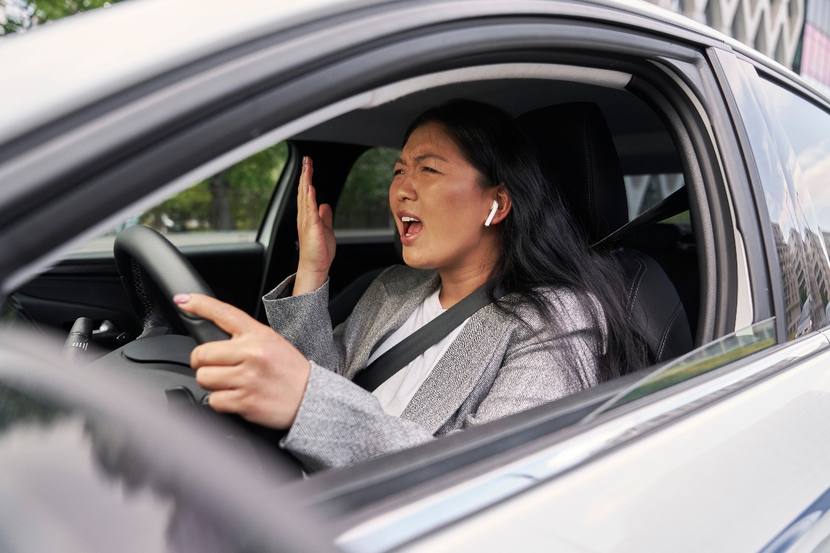 Donna frustrata stringe il volante in auto