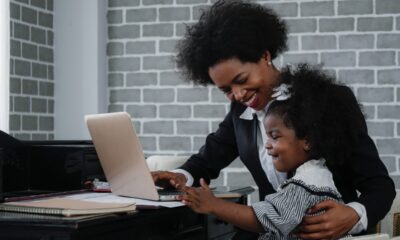 Mamma e figlia in ufficio insieme durante la giornata dei bambini in ufficio