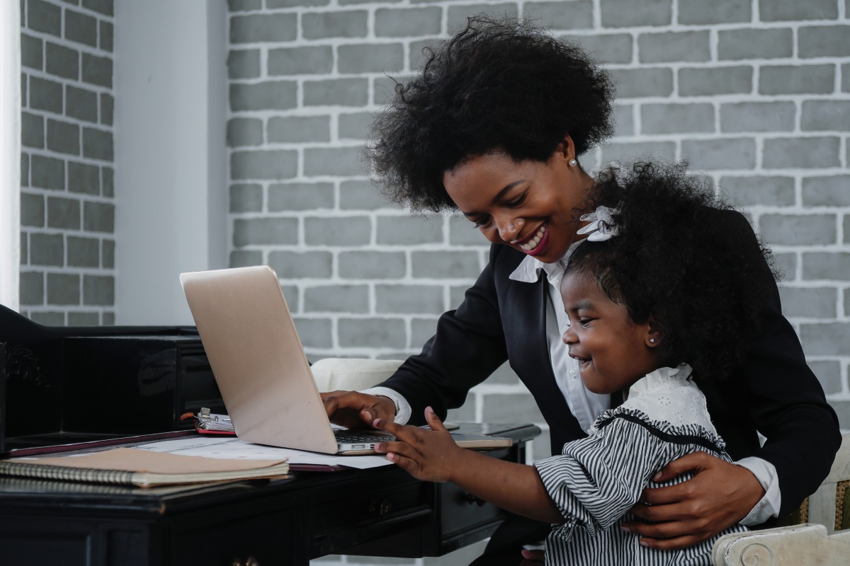 Mamma e figlia in ufficio insieme durante la giornata dei bambini in ufficio